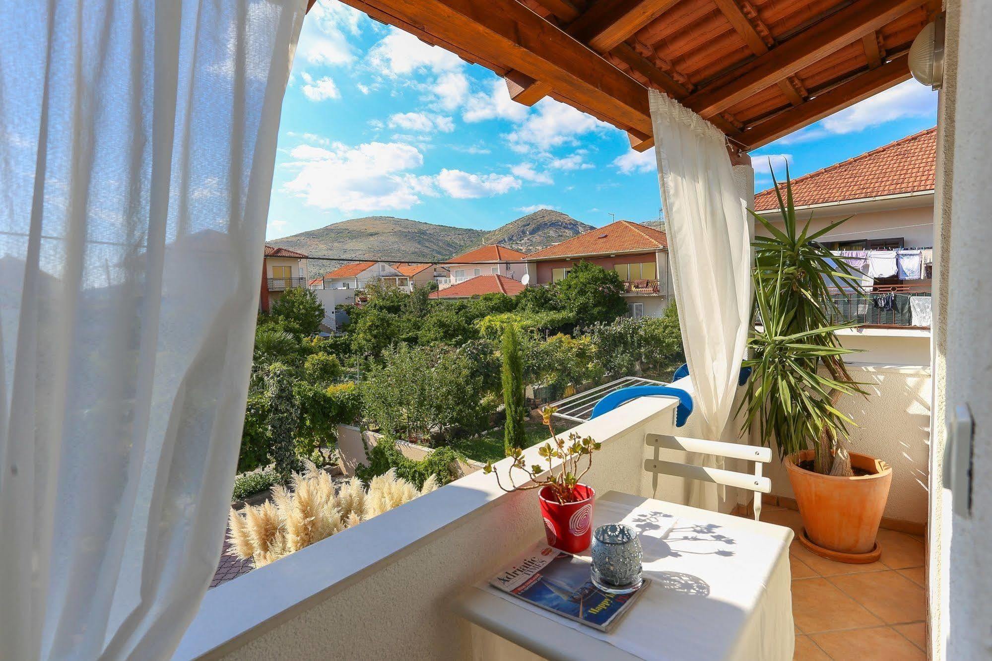Apartments & Rooms Buble Трогир Экстерьер фото