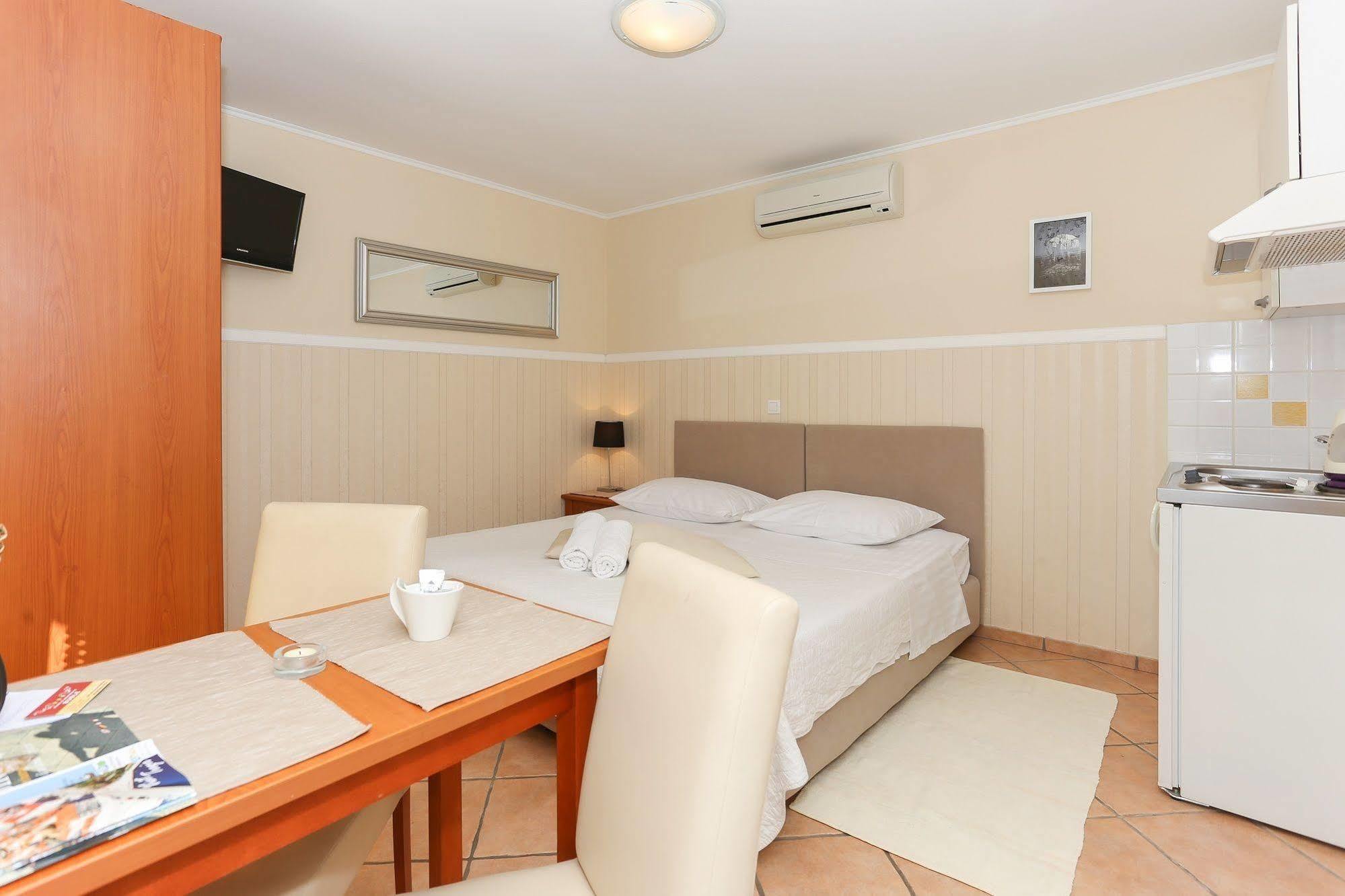 Apartments & Rooms Buble Трогир Экстерьер фото