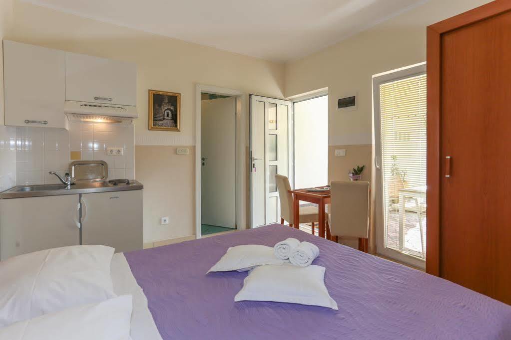 Apartments & Rooms Buble Трогир Экстерьер фото